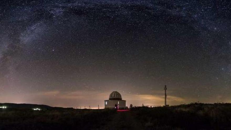 Panorámica de 200 grados de visión nocturna del Observatorio Astronómico de Forcarei coronado por la Vía Láctea tomada por Óscar Blanco, experto en fotografía de paisajes nocturnos. // Óscar Blanco