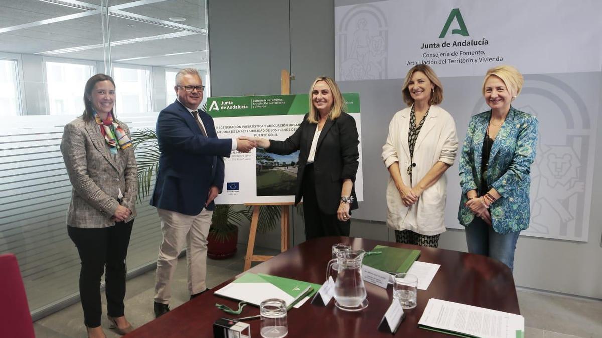 Cristina Casanueva, Esteban Morales, Marifrán Carazo, Alicia Martínez y Eloísa Cabrera, durante la firma.