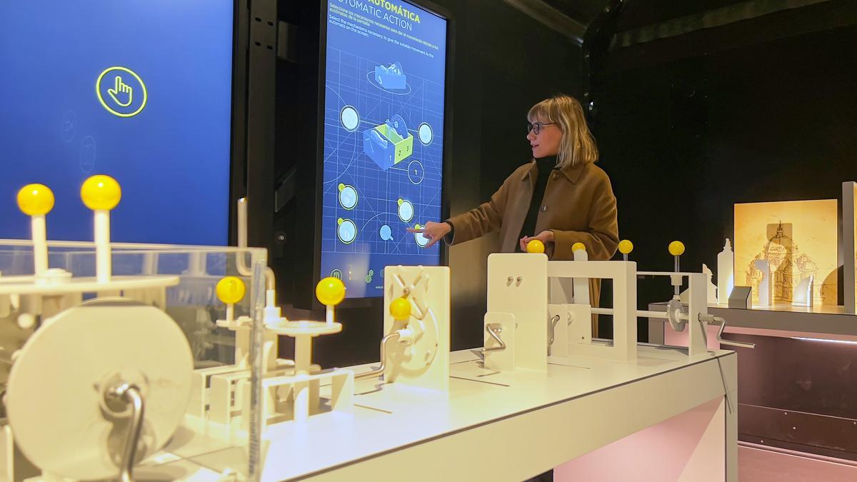 Érika Goyarrola, comisaria de la exposición, muestra uno de los juegos en la sala interactiva.
