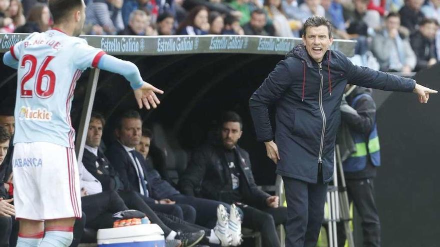 Juan Carlos Unzué da instrucciones a sus jugadores, ante Brais Méndez, en un partido en Balaídos. // Alba Villar