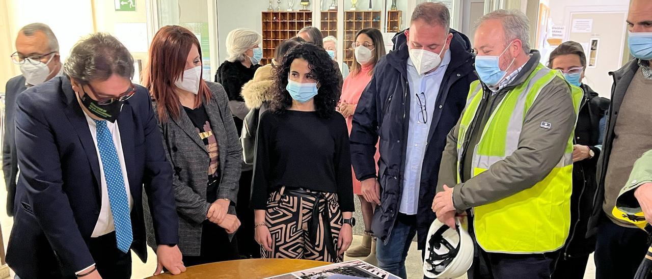 Visita del consejero de Sanidad y el alcalde de Mérida a la residencia de mayores El Prado.