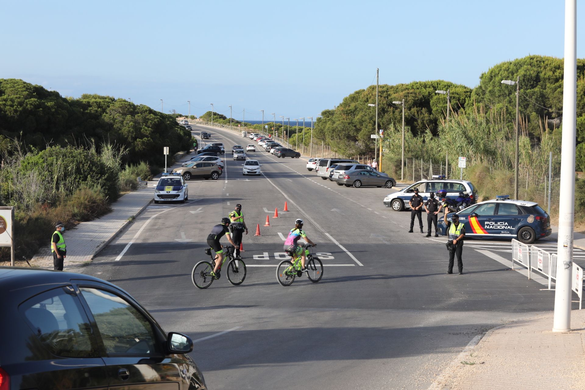 La policía desaloja la playa de Arenales en la noche de San Juan