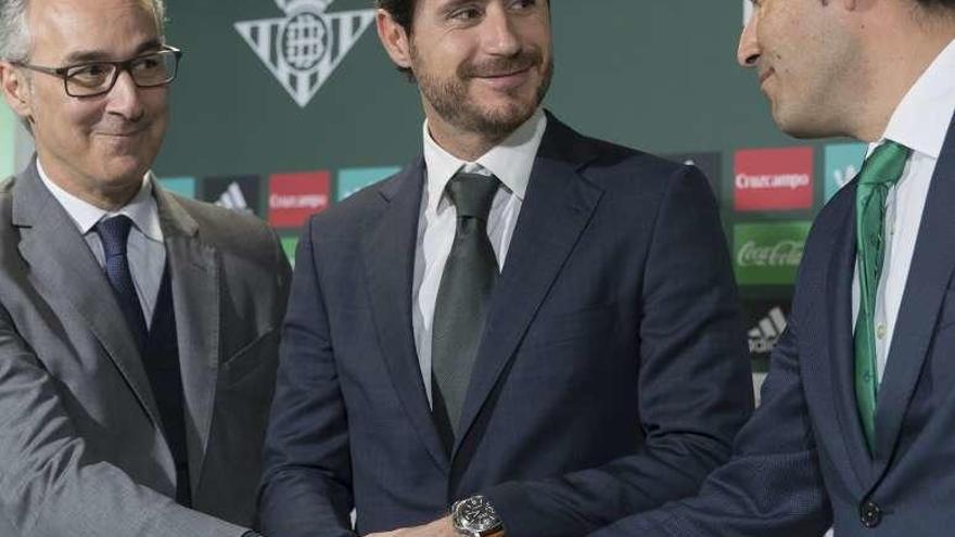 Torrecilla (izda.), con Víctor Sánchez y el presidente del Betis. // Efe