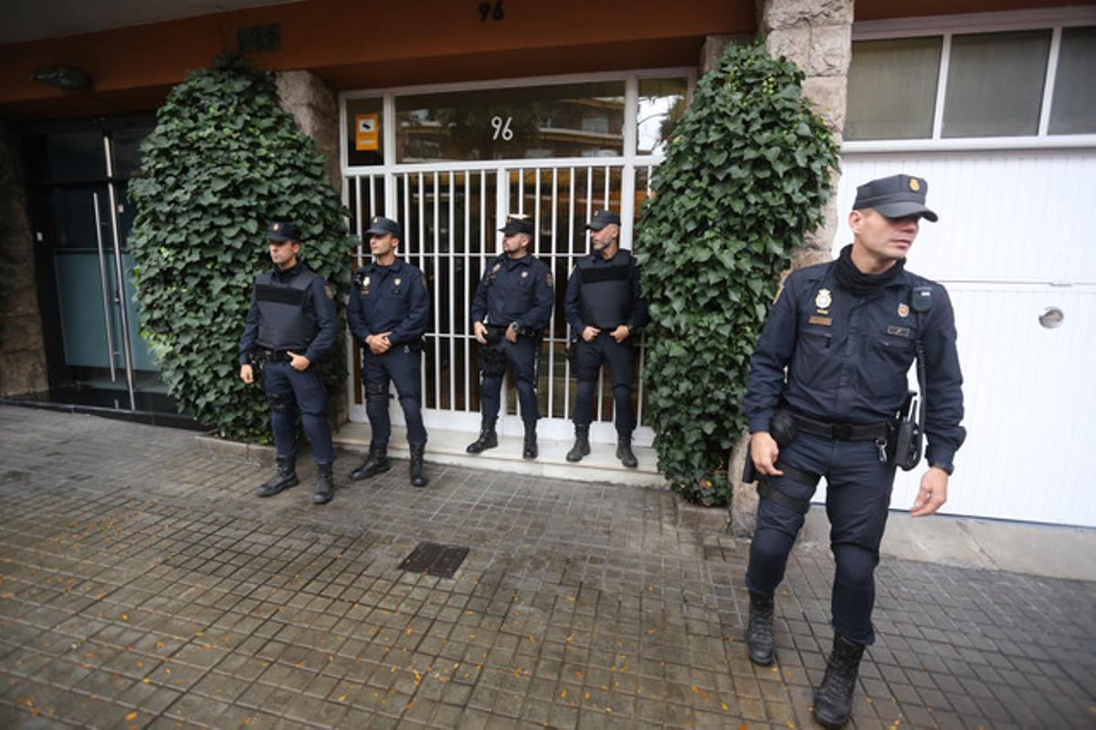 Agents de la Policia Nacional, davant la casa de Jordi Pujol Soley, a General Mitre.