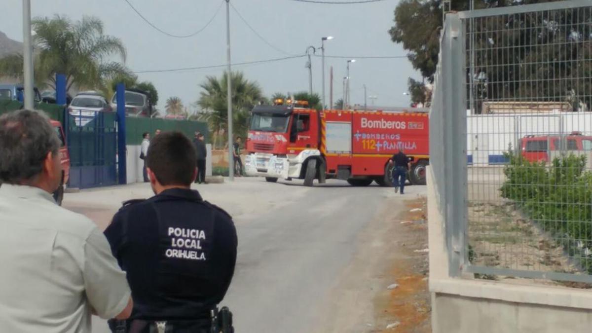 Los bomberos dan por controlado el incendio en un desguace de Orihuela