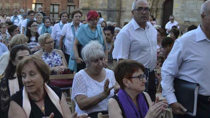 La Coral Polifónica de Santa Cristina, entre el público asistente.