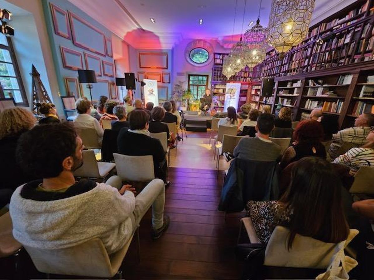 Público en la biblioteca del parador de Corias.
