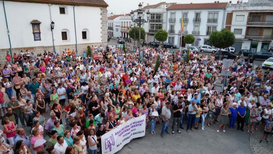 Concentración en Villanueva de Córdoba por el asesinato machista ocurrido en Pozoblanco el pasado verano.