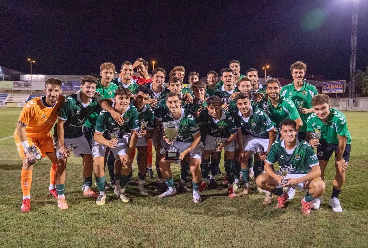 Los jugadores del Cacereño con el trofeo de campeones de la fase autonómica de la Copa Federación.