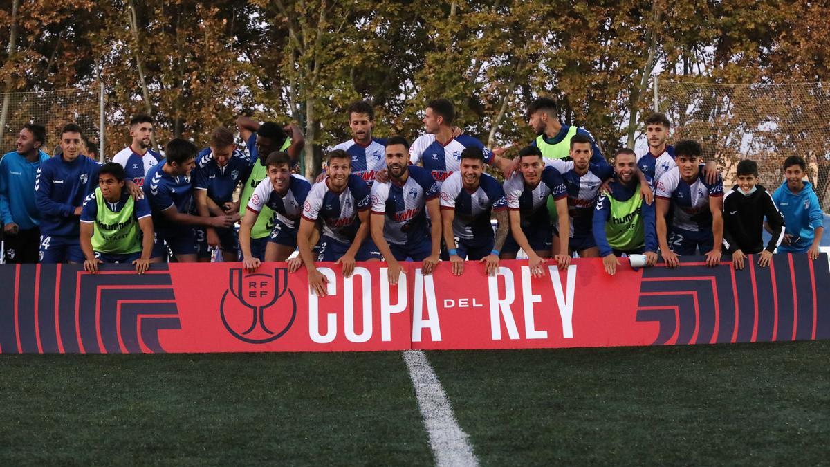 Los jugadores del Ebro, felices tras lograr la clasificación para la Copa contra el Lleida.