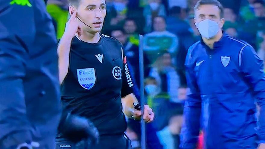 Oficial: Suspendido el Derbi entre el Betis y el Sevilla tras el lanzamiento de una barra que golpeó a Jordán