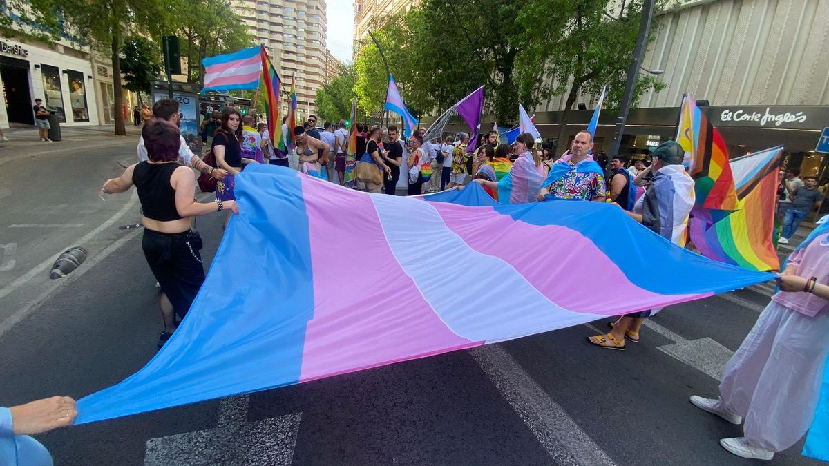 Despliegan una gran bandera trans duante la manifestación del Orgullo LGTBIAQ+ en Murcia.