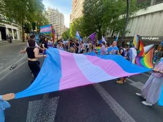 Despliegan una gran bandera trans durante la manifestación del Orgullo LGTBIAQ+ en Murcia