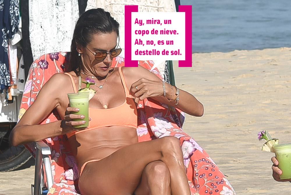 Alessandra Ambrosio colocandose el bikini en la playa