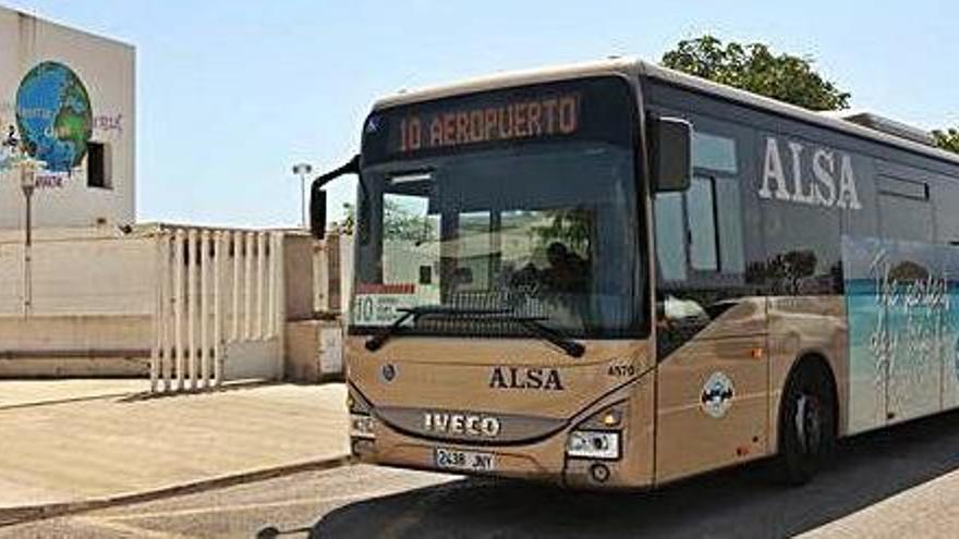 El autobús del aeropuerto de Ibiza estrena una línea exprés y otra con  parada en Can Raspalls
