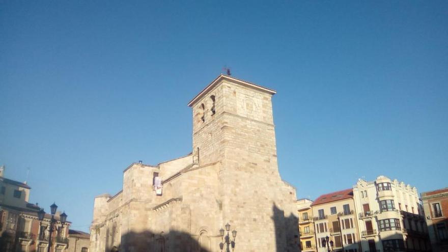 La torre de San Juan, con el Peromato, se perfila en el cielo soleado de primera hora en la capital