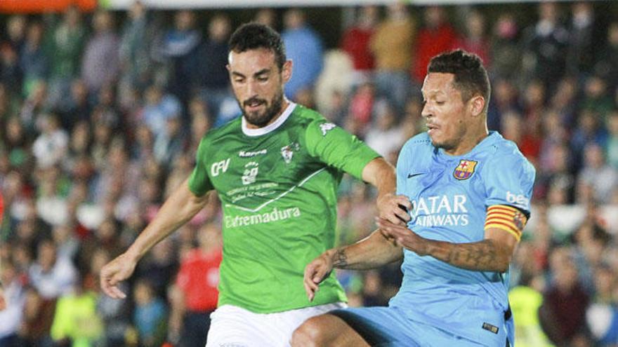 Adriano (d), capitán del Barça ayer, pelea un balón con Javi Sánchez.