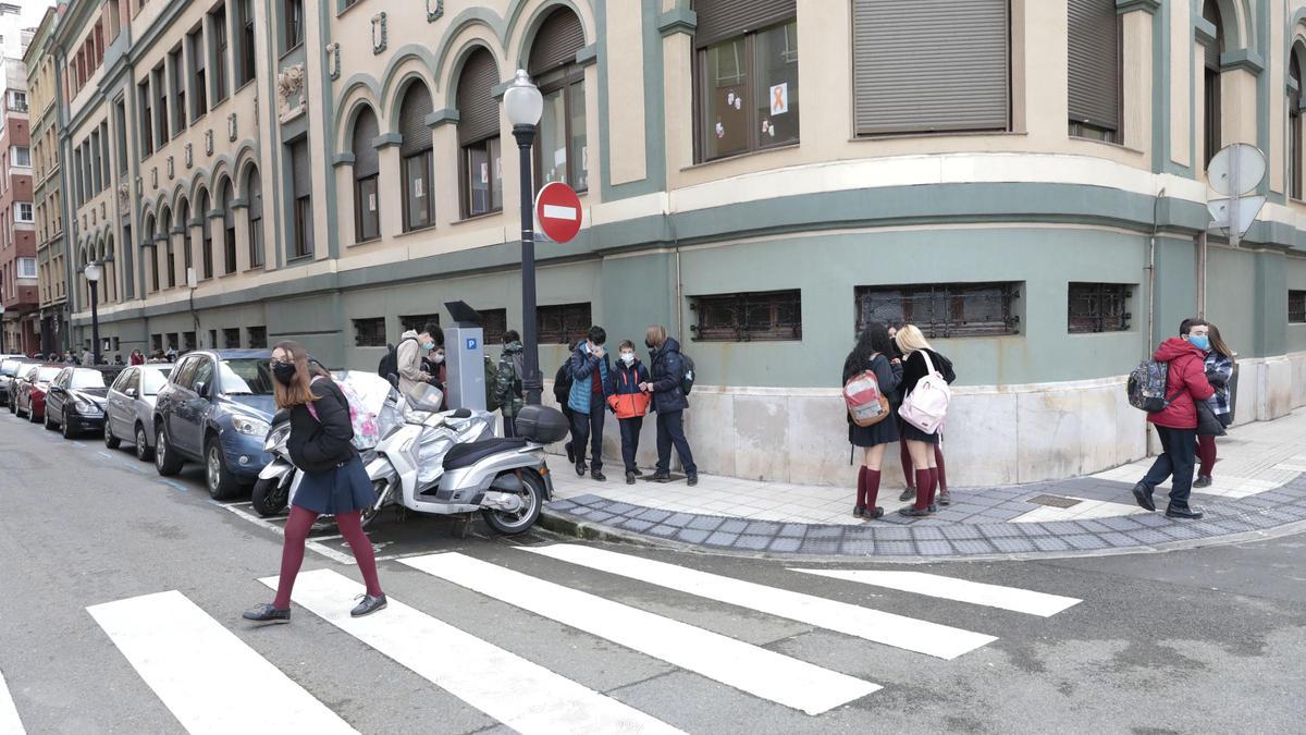 Fotografía tomada, en un día de colegios, a la salida de las clases en el San Vicente, en la calle Caridad.