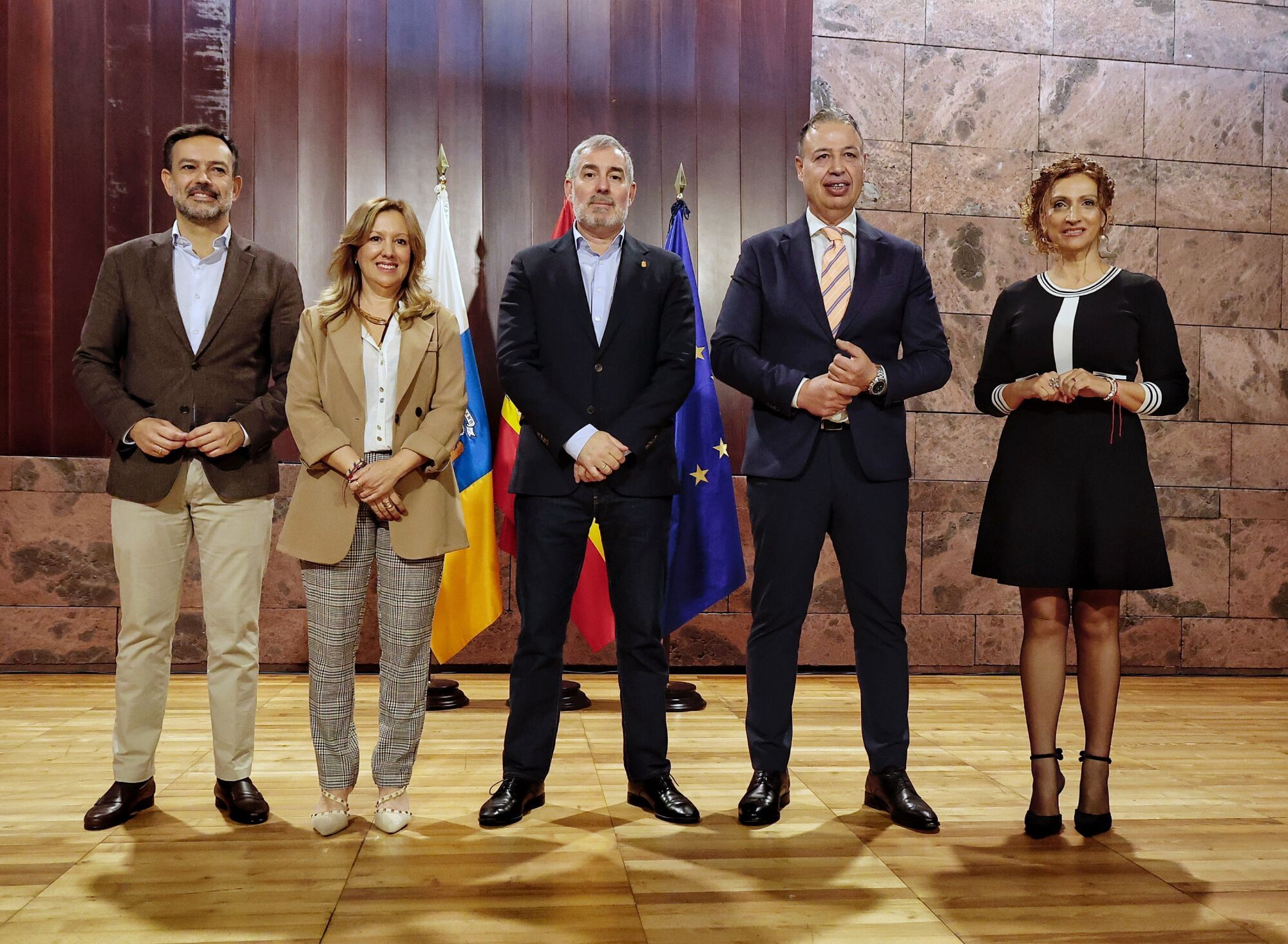 El presidente de Canarias, Fernando Clavijo, y su homóloga en el Cabildo de Tenerife, Rosa Dávila, firman un convenio de cooperación en materia de vivienda.

