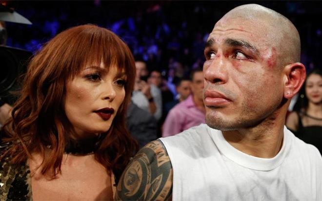 Miguel Cotto y su esposa, después del combate