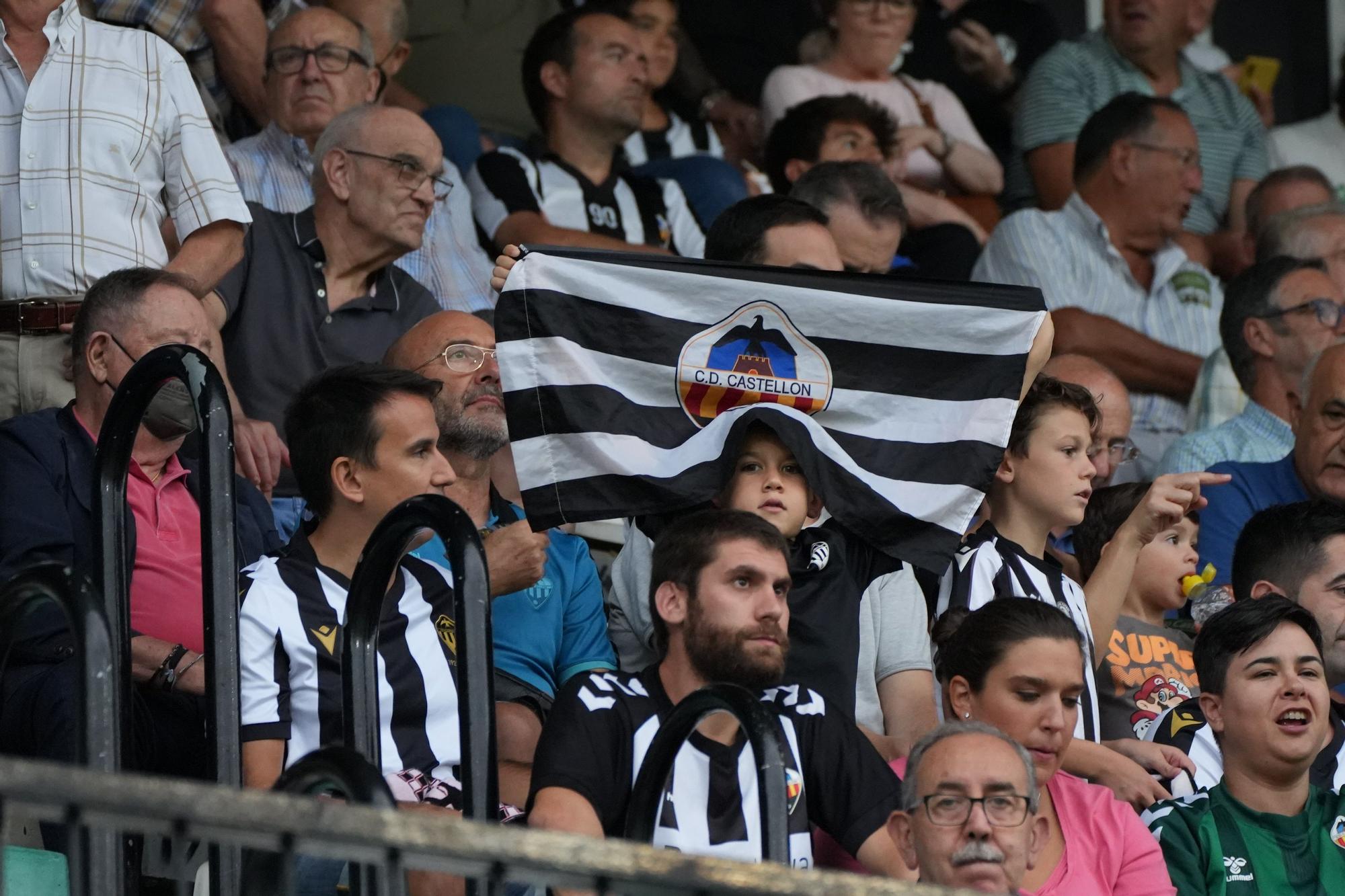 Galería: La afición albinegra disfruta en Castalia de la victoria del CD Castellón