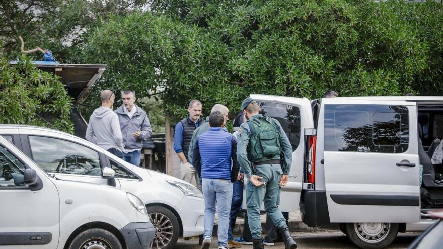 Investigadores de la Guardia Civil durante la inspecciÃ³n de la chabola del sospechoso en Son Rossinyol.