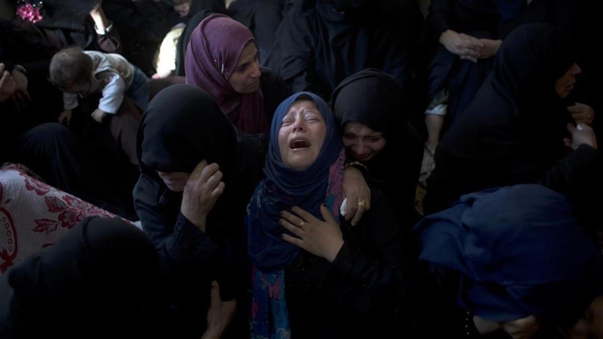 Familiares de una de las víctimas muertas en un bombardeo israelí.