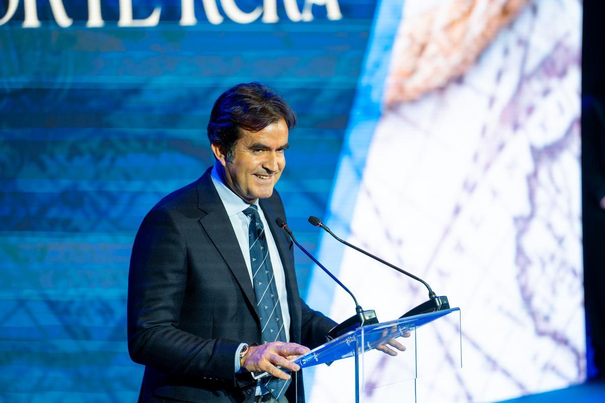 El presidente del Real Club de Regatas, Miguel López Barbero, en su discurso.