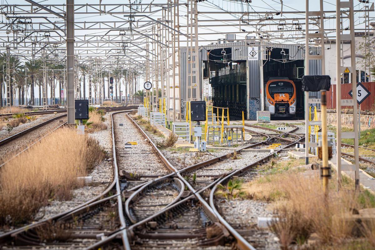 Un tren de Rodalies estacionado en un apartadero de la línea R1.