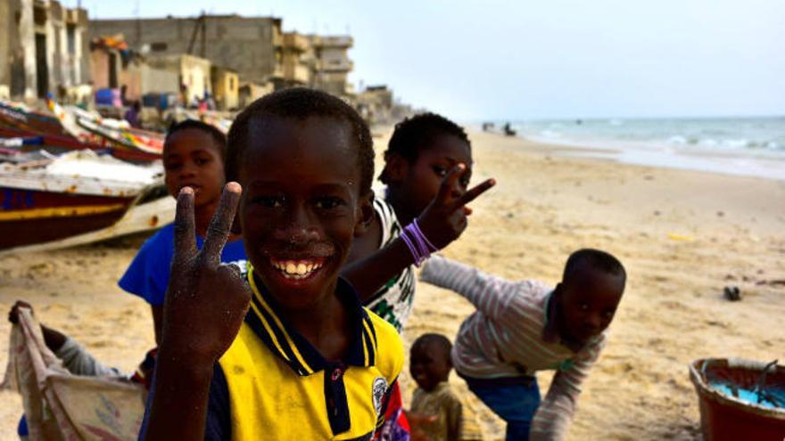Unos niños juegan en la playa de Guet N&#039;Dar, en Saint Louis, Senegal.
