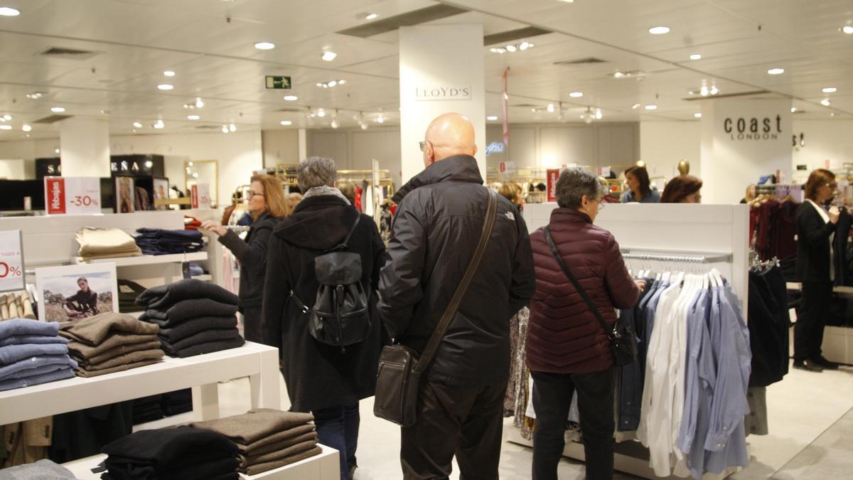 Clientes compran en El Corte Inglés