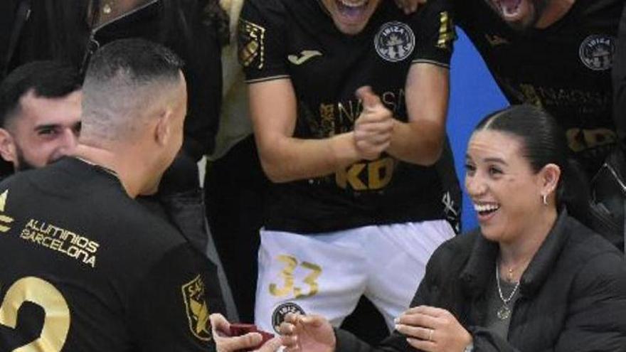 VÍDEO | Sorpresa para la novia del capitán del Ibiza Futsal: victoria y pedida de mano