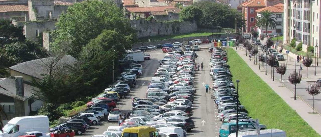 El aparcamiento de El Sablón, en Llanes, atestado de coches, ayer.