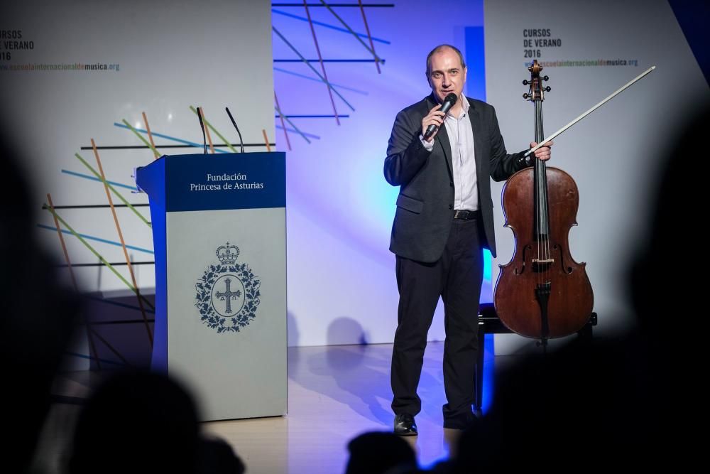 La Reina inaugura en Oviedo los cursos de verano de la Fundación