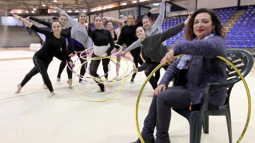 La concejala de Deportes Obdulia Gómez posa para LA OPINIÓN junto a un grupo de gimnastas en el Central.