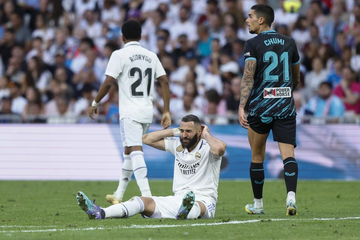 MADRID, 29/04/2023.- El delantero francés del Real Madrid Karim Benzema (c) reacciona por una falta recibida durante el encuentro correspondiente a la jornada 32 de LaLiga Santander que Real Madrid y UD Almería disputan este sábado en el Santiago Bernabéu, en Madrid. EFE/ Rodrigo Jiménez