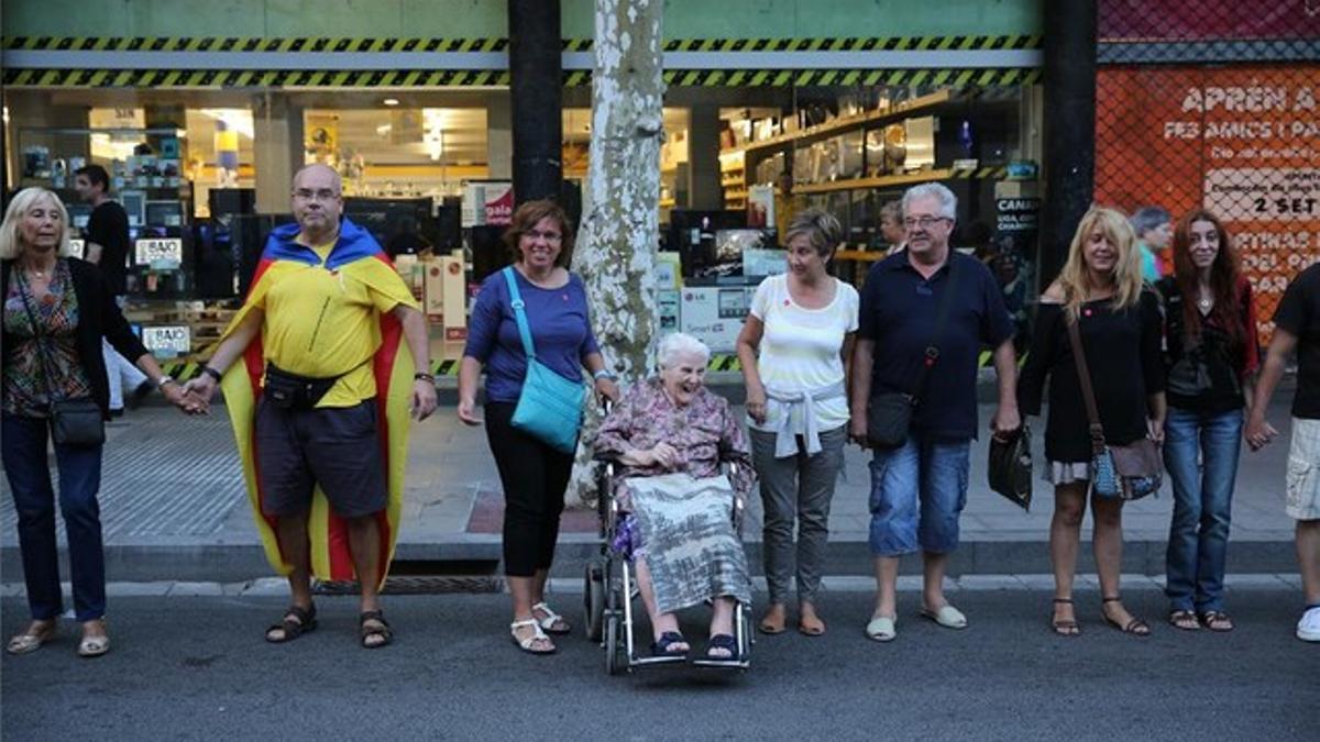 Ensayo de la cadena humana celebrado ayer por las calles del barrio de Sants