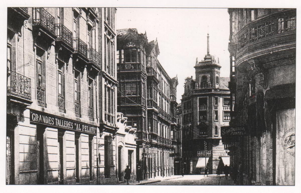 En el centro, la librería Cervantes, en el Oviedo de 1936.