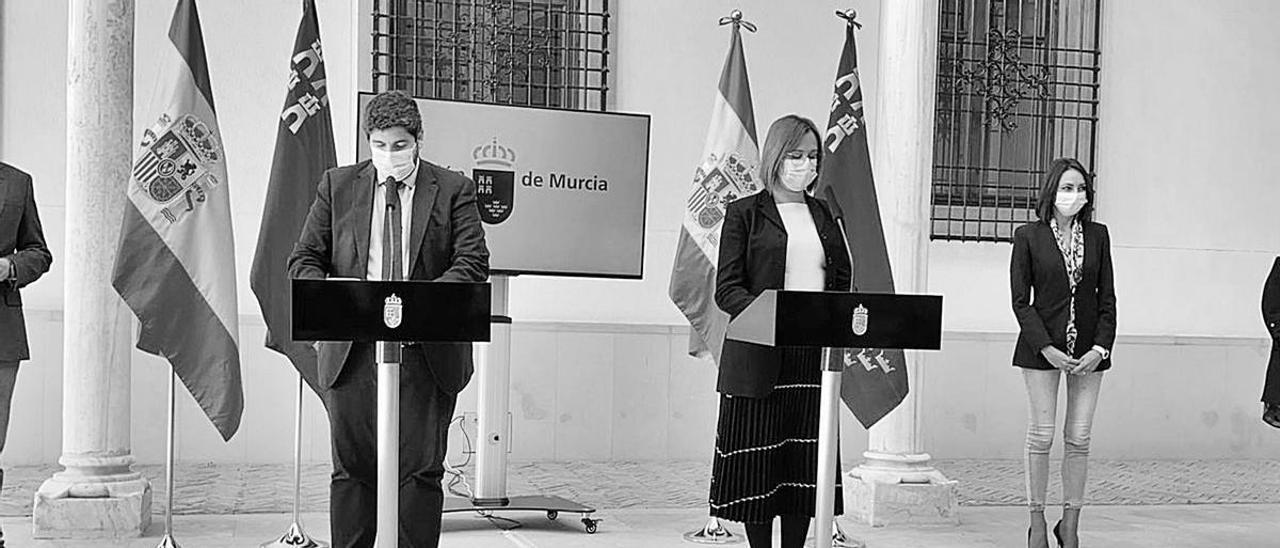 López Miras anuncia su nuevo Gobierno con consejeros de Cs antes de la fracasada moción de censura, con la vicepresidenta Franco junto a él y Valle Miguélez, al fondo, con la cartera de la que iba a ser presidenta, Martínez Vidal.
