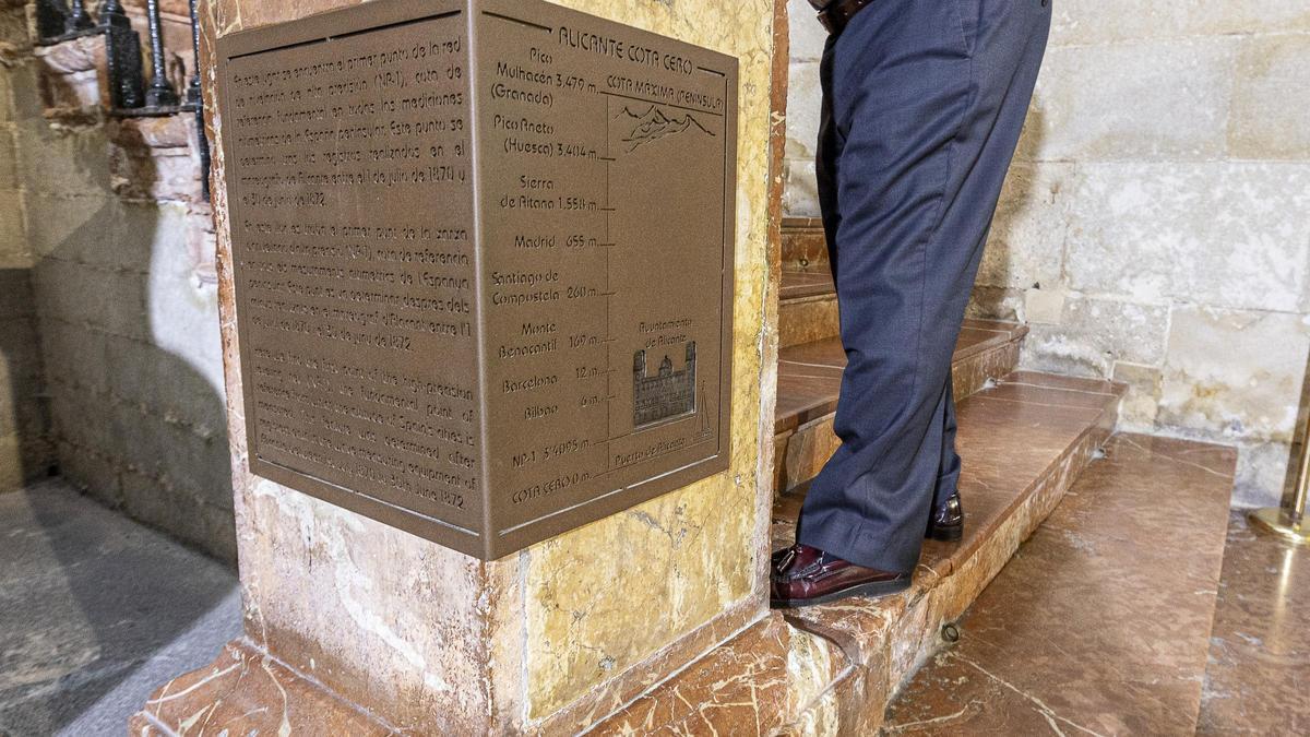 La cota cero, situada en el primer peldaño del Ayuntamiento de Alicante.