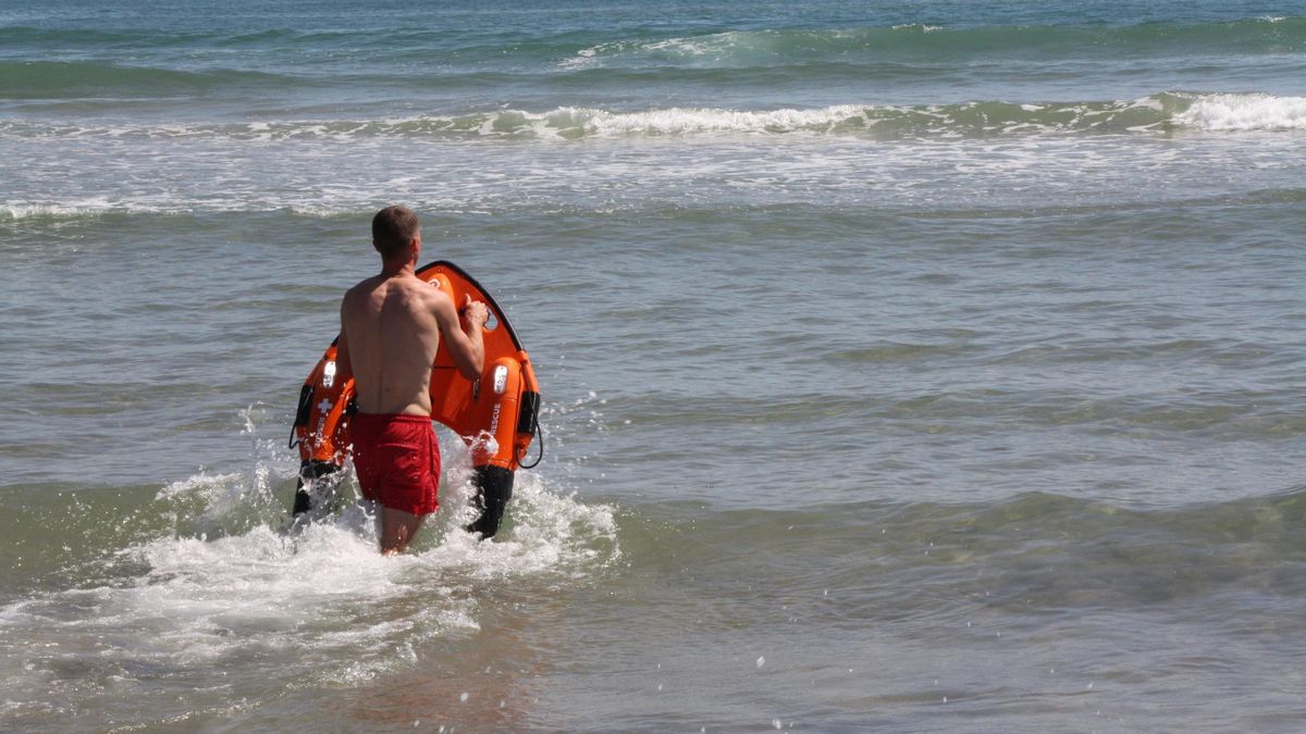 Un socorrista de la Cruz Roja, en la playa de Gandia.