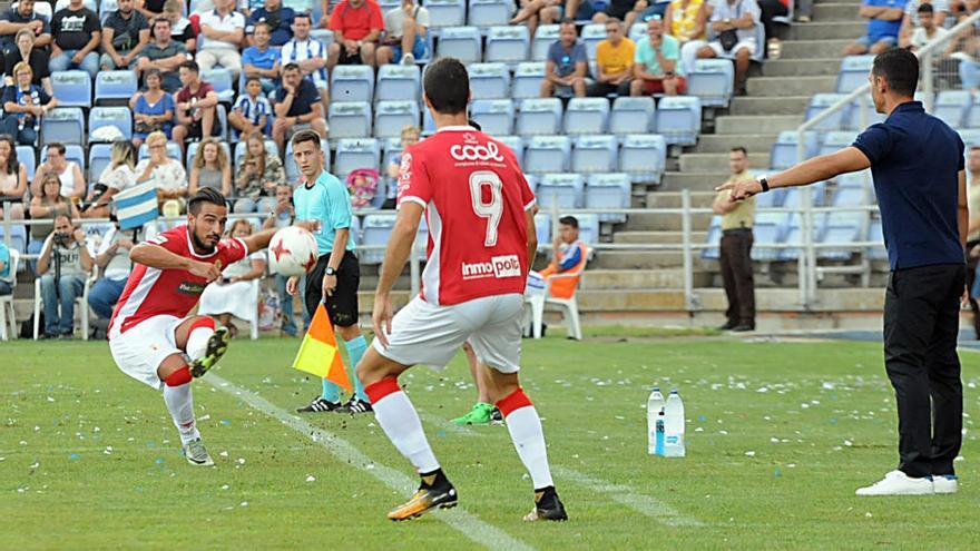 El lateral zurdo David Forniés le pasa el balón a su compañero Pedro Martín, autor del tanto de los granas en Huelva. josele