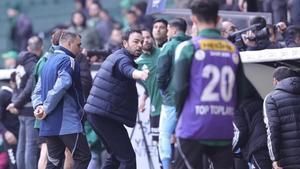 El entrenador de Kocaelispor, Selçuk İnan, optó por retirar a todos sus jugadores al vestuario.