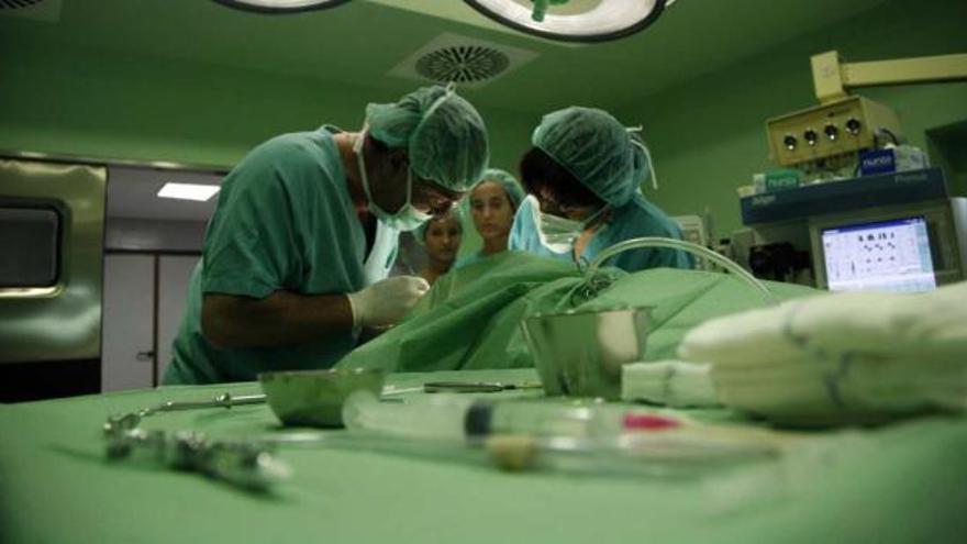 Médicos operando en un hospital de la provincia, en una imagen de archivo.