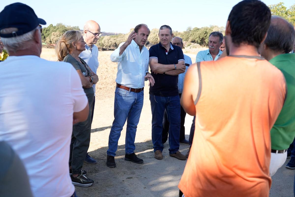 El consejero Pino junto a Faúndez, en Palazuelo de Sayago.