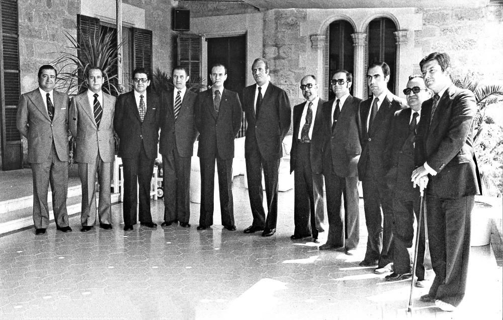 Imagen de los diputados y senadores elegidos por Balears en 1977 con Don Juan Carlos en Marivent pocos días después de las elecciones.