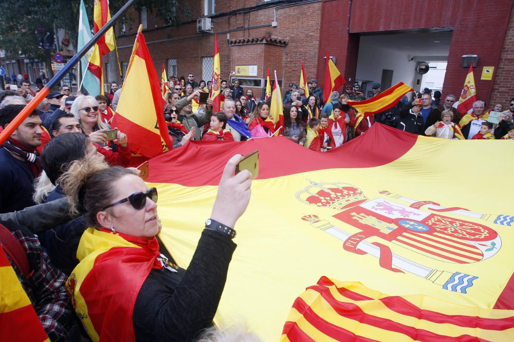 400 persones es manifesten a Girona en favor de la unitat d''Espanya i en contra del Govern destituït