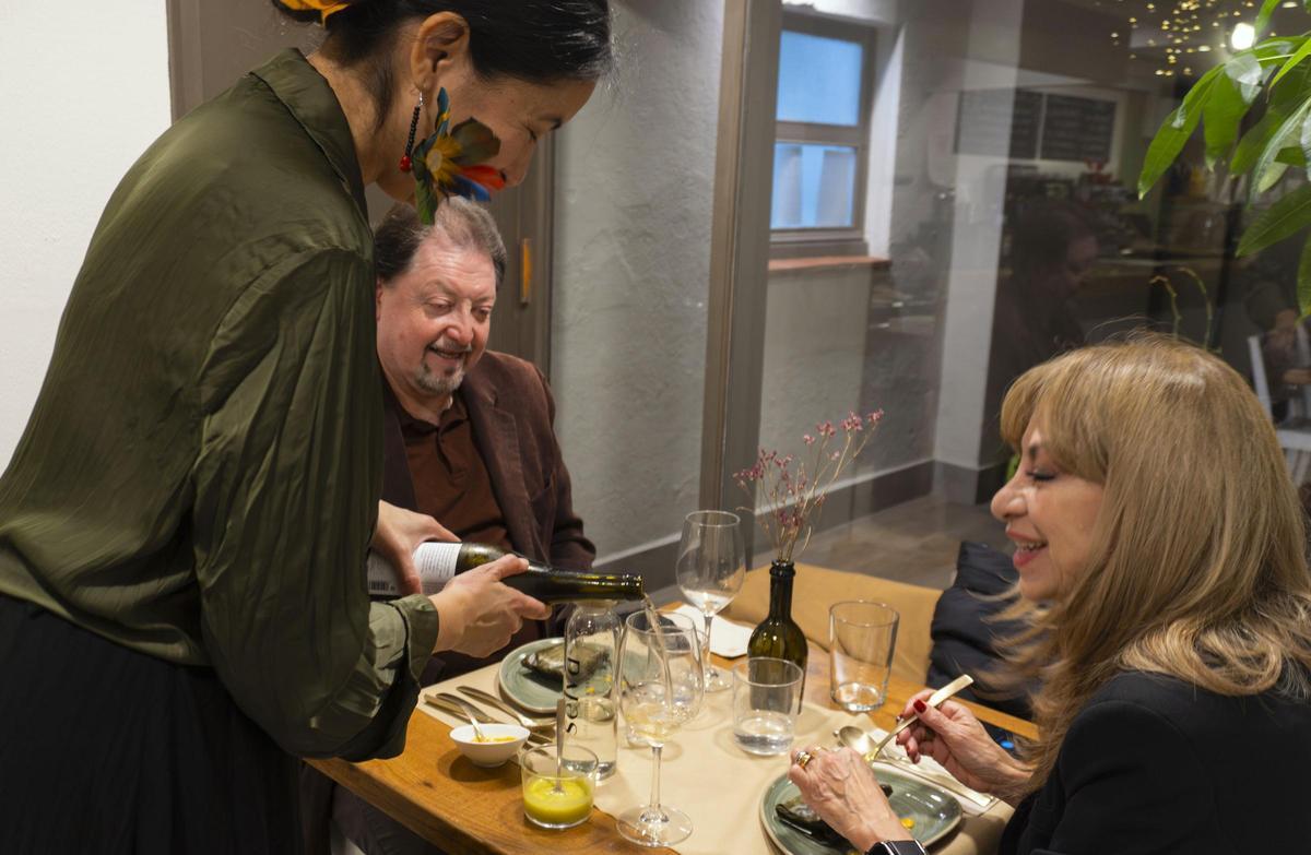 Clients del Selva Cafè durant el Sopar Tropical.