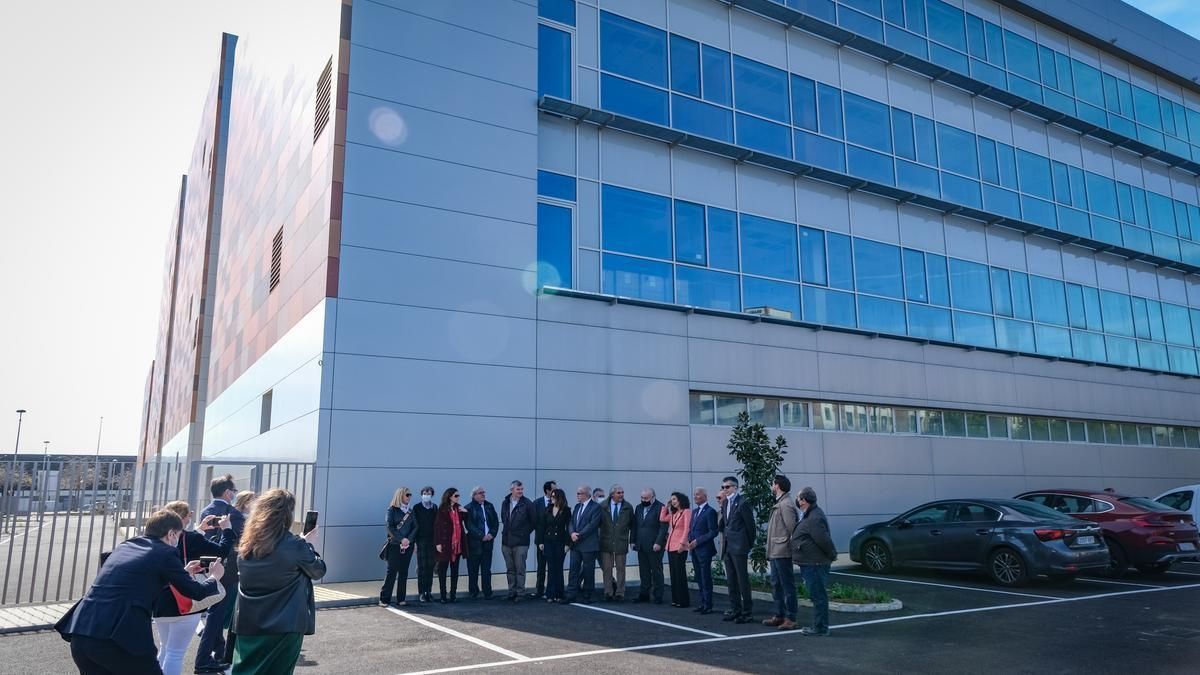 Autoridades en una visita a las obras del palacio de justicia de Badajoz en marzo de 2022.