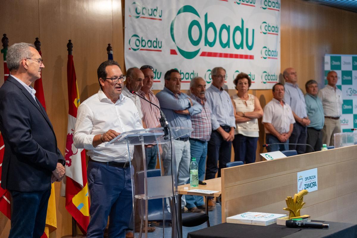 El nuevo presidente se dirige a la asamblea, con Sánchez Olea a su lado